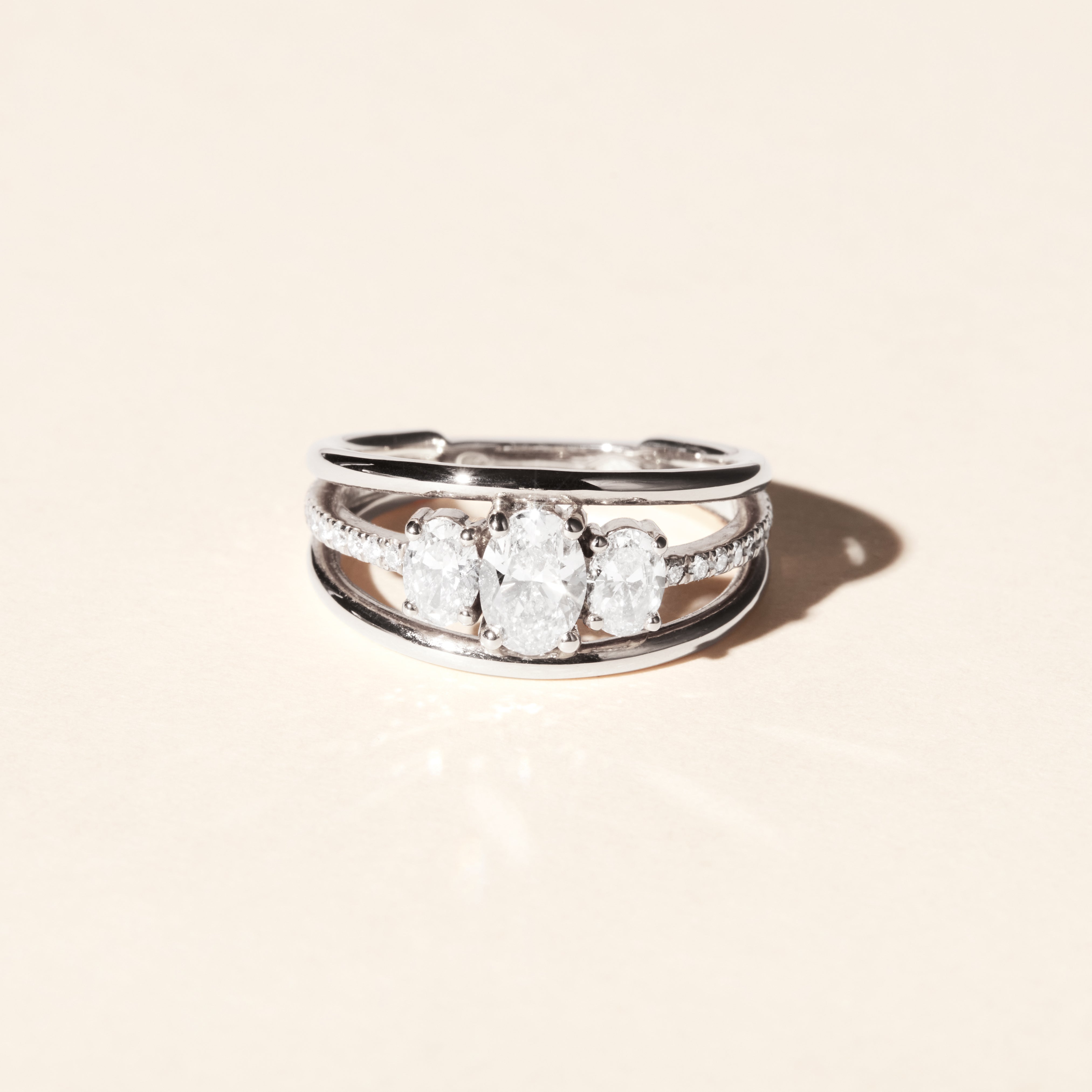 Alma Trio ring with oval diamonds, 0.60 carats - White gold