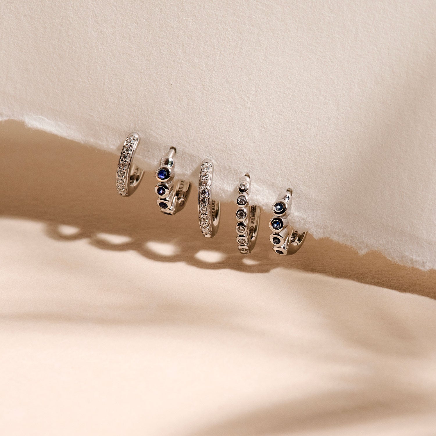 Boucles d'oreilles - Lys du Gange - Baby créoles saphirs - Or blanc