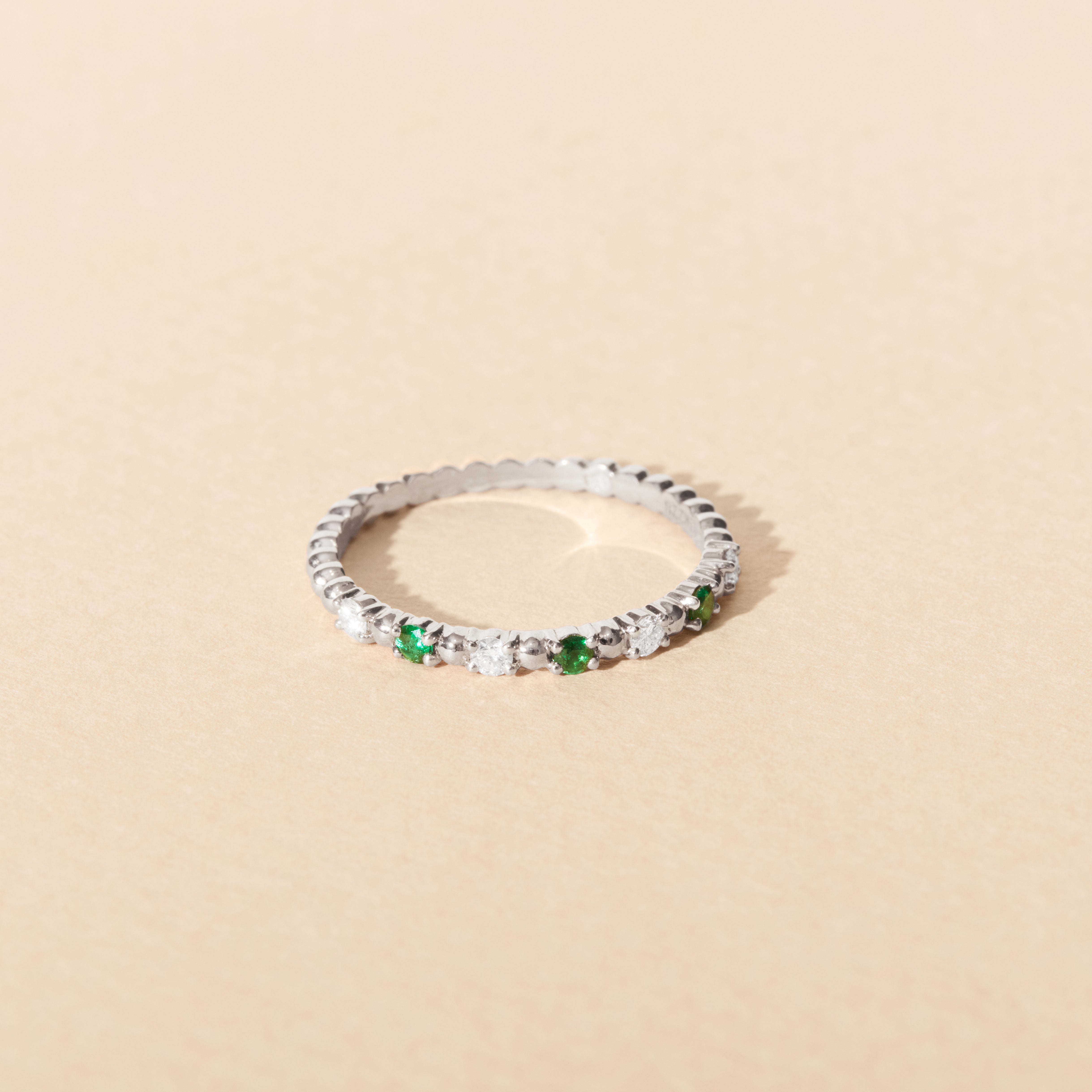 Alma Baby ring with emeralds and diamonds - White gold