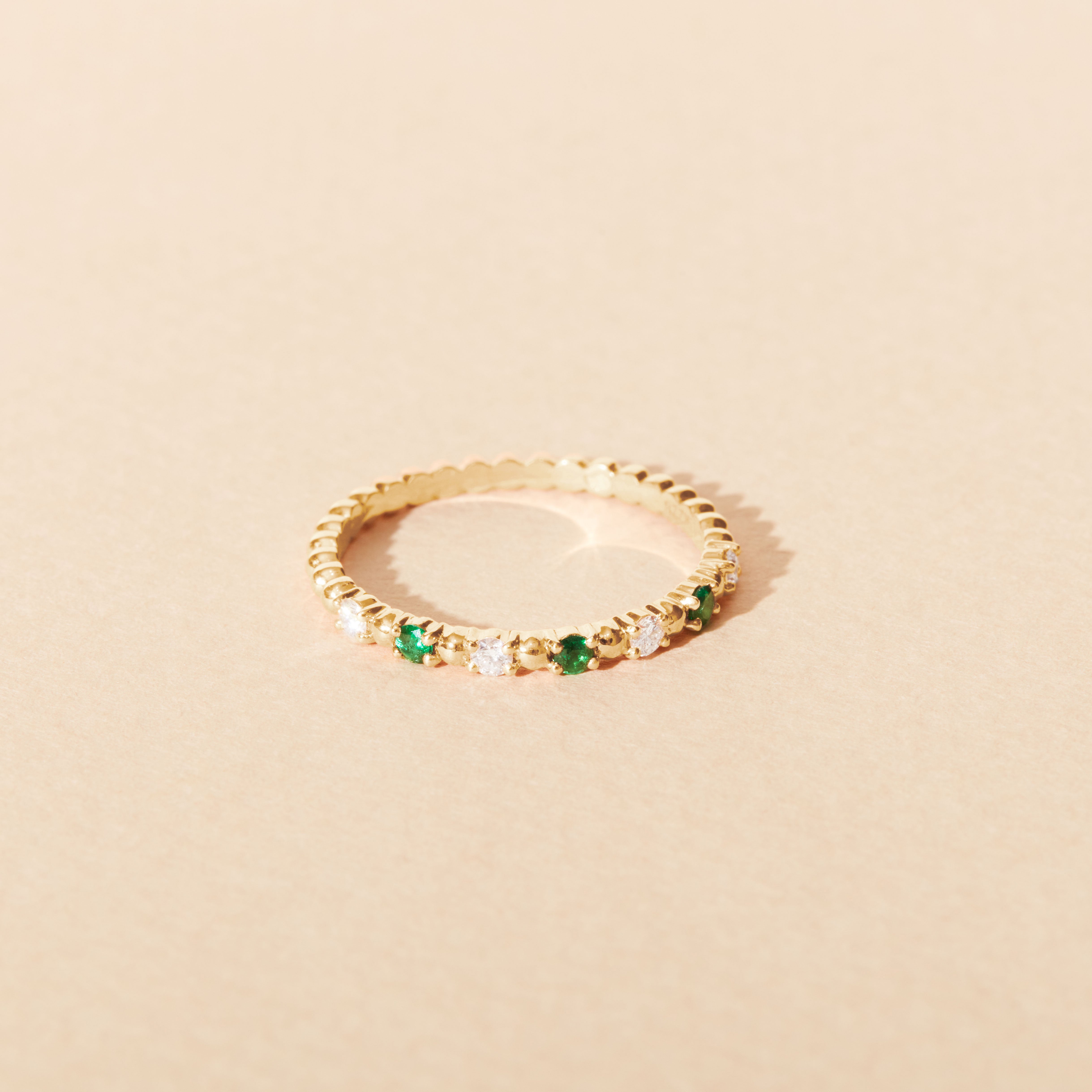 Alma Baby ring with emeralds and diamonds - Yellow gold