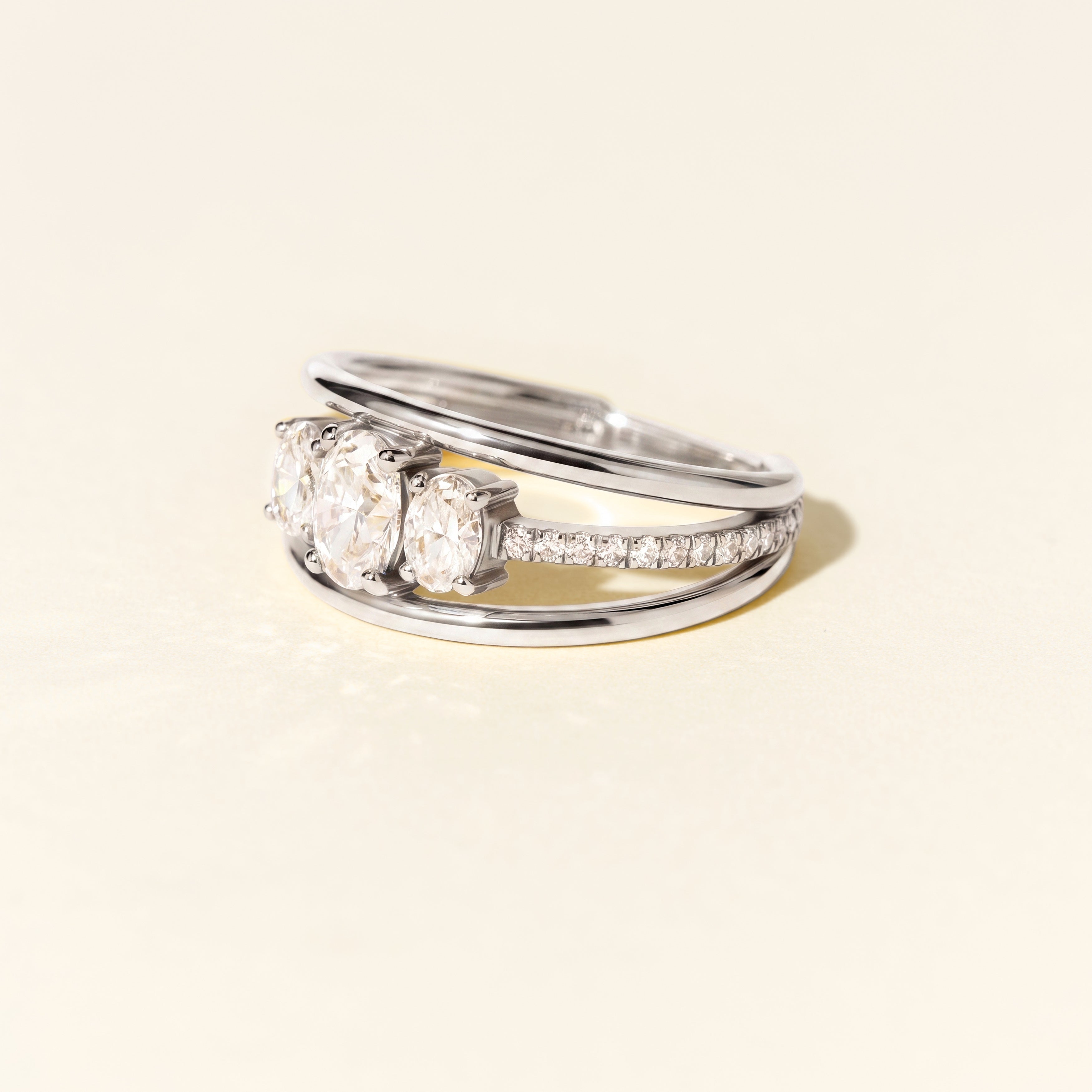 Bague Alma Trio diamants ovales 0.70 carat - Or blanc