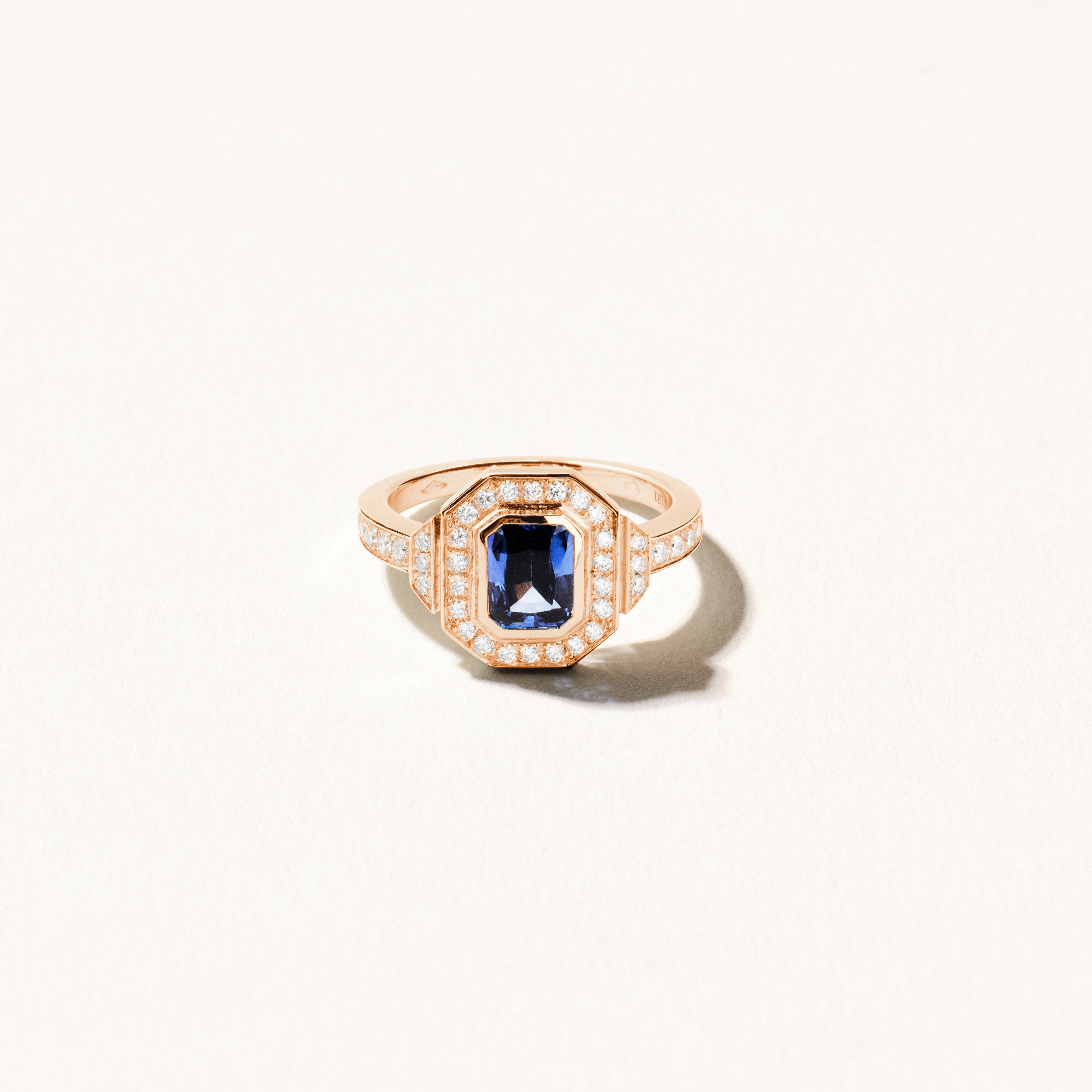 Art Deco Signature Ring with Sapphire and Diamonds - Rose Gold