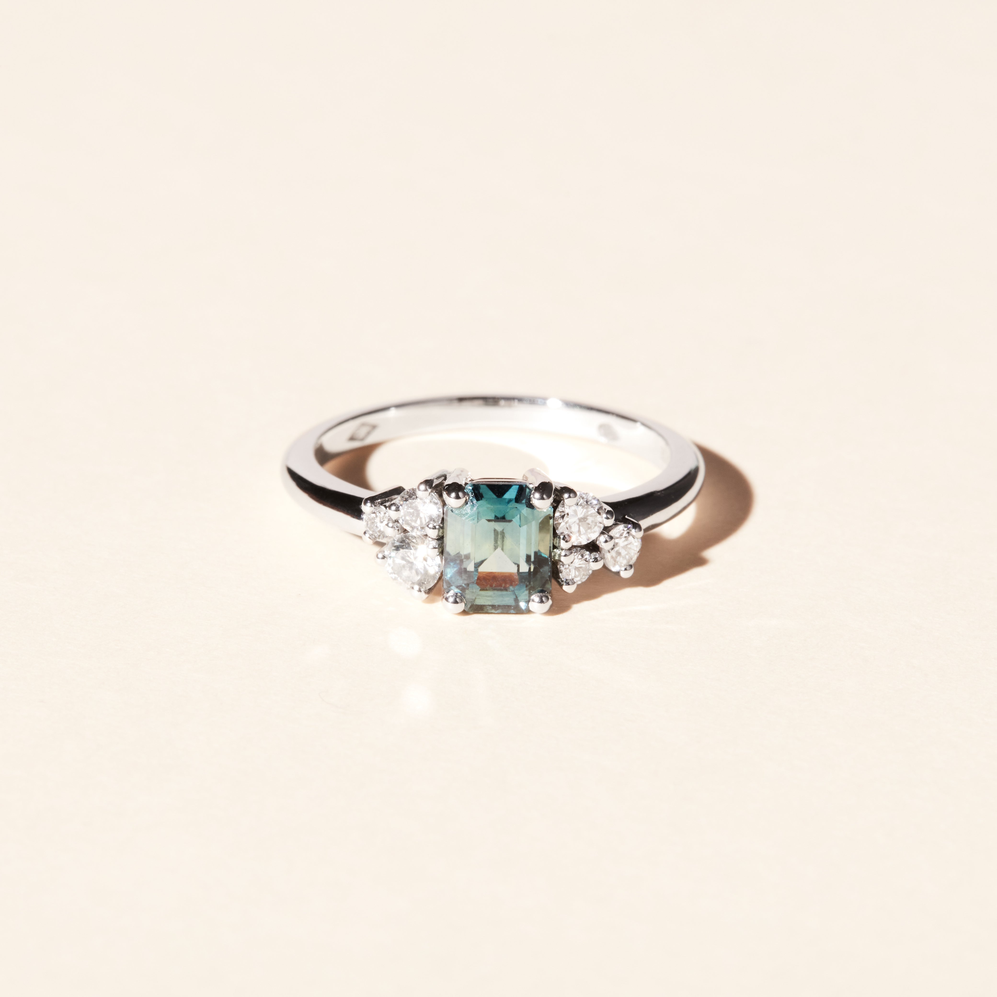 Bague Louise saphir vert bleu teal et diamants - Or blanc