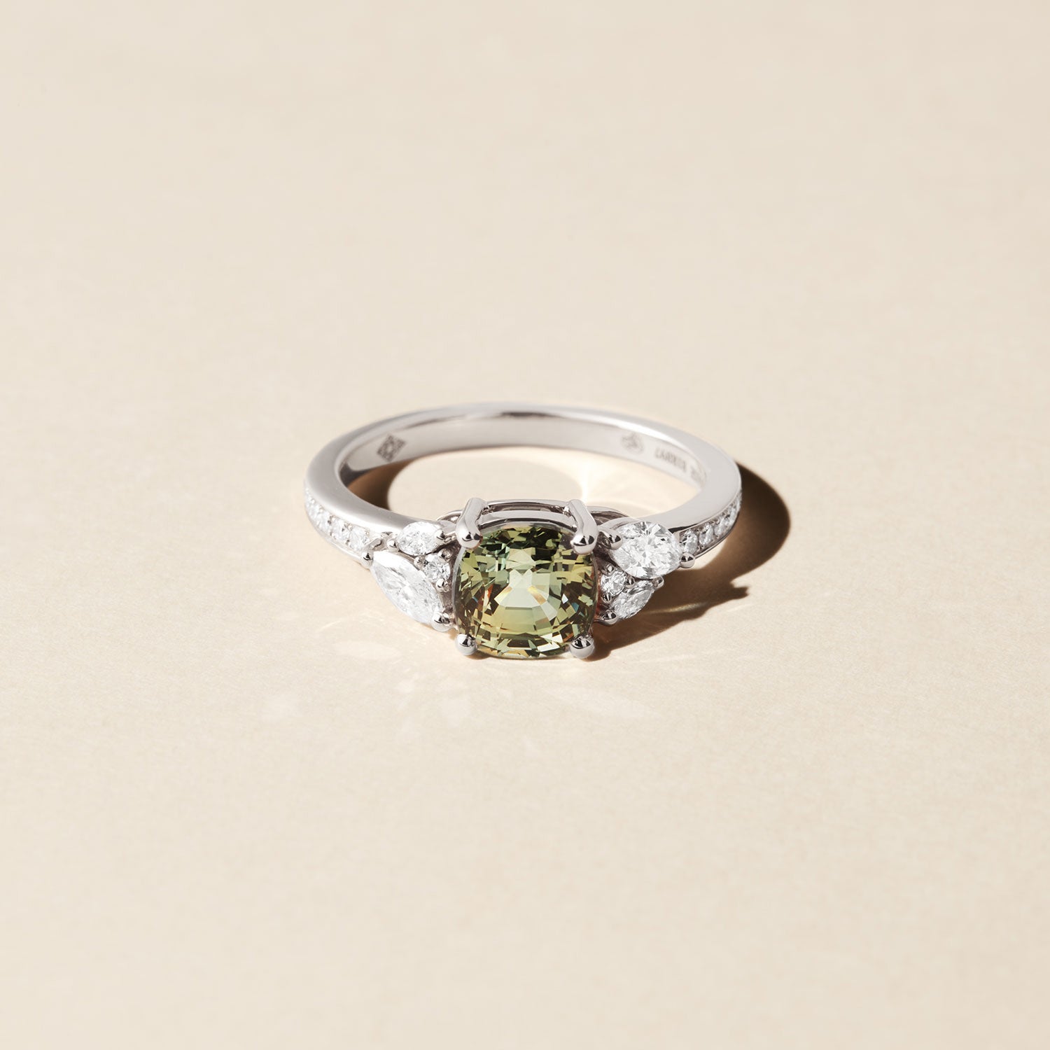 Bague Lotus des Indes saphir vert et diamants - Or blanc