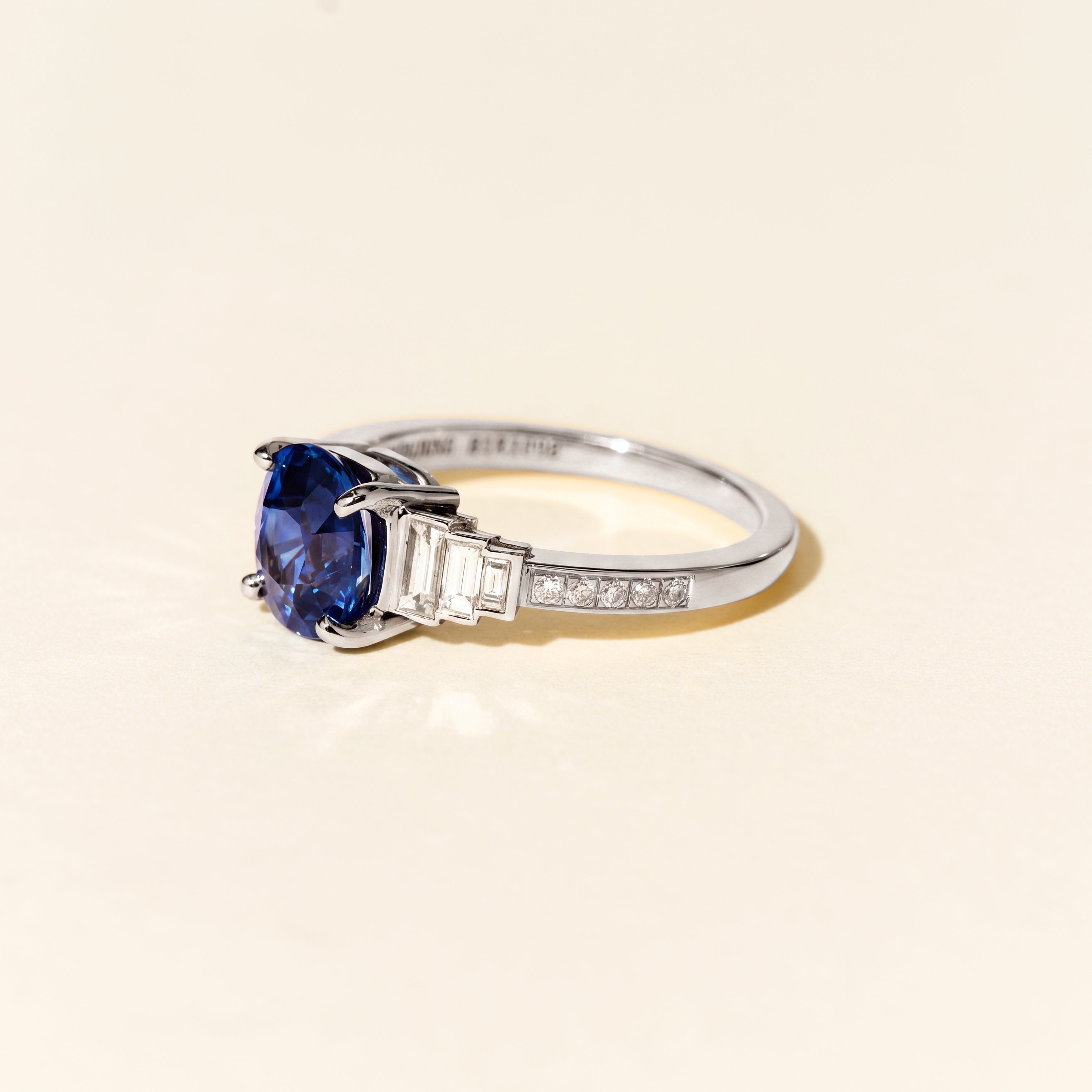 Bague Gatsby Triple diamants baguette et saphir - Or blanc