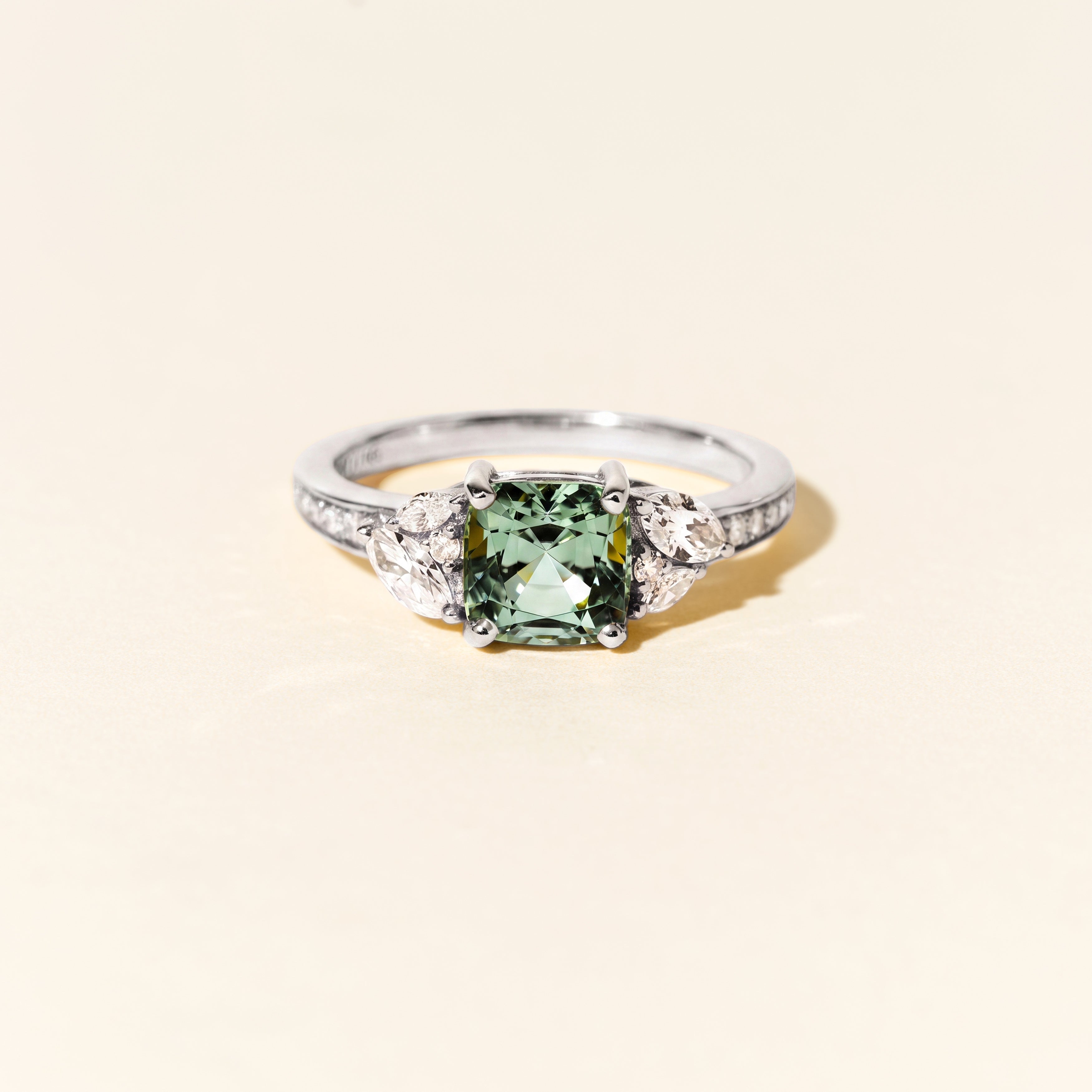 Bague Lotus des Indes saphir vert et diamants - Or blanc
