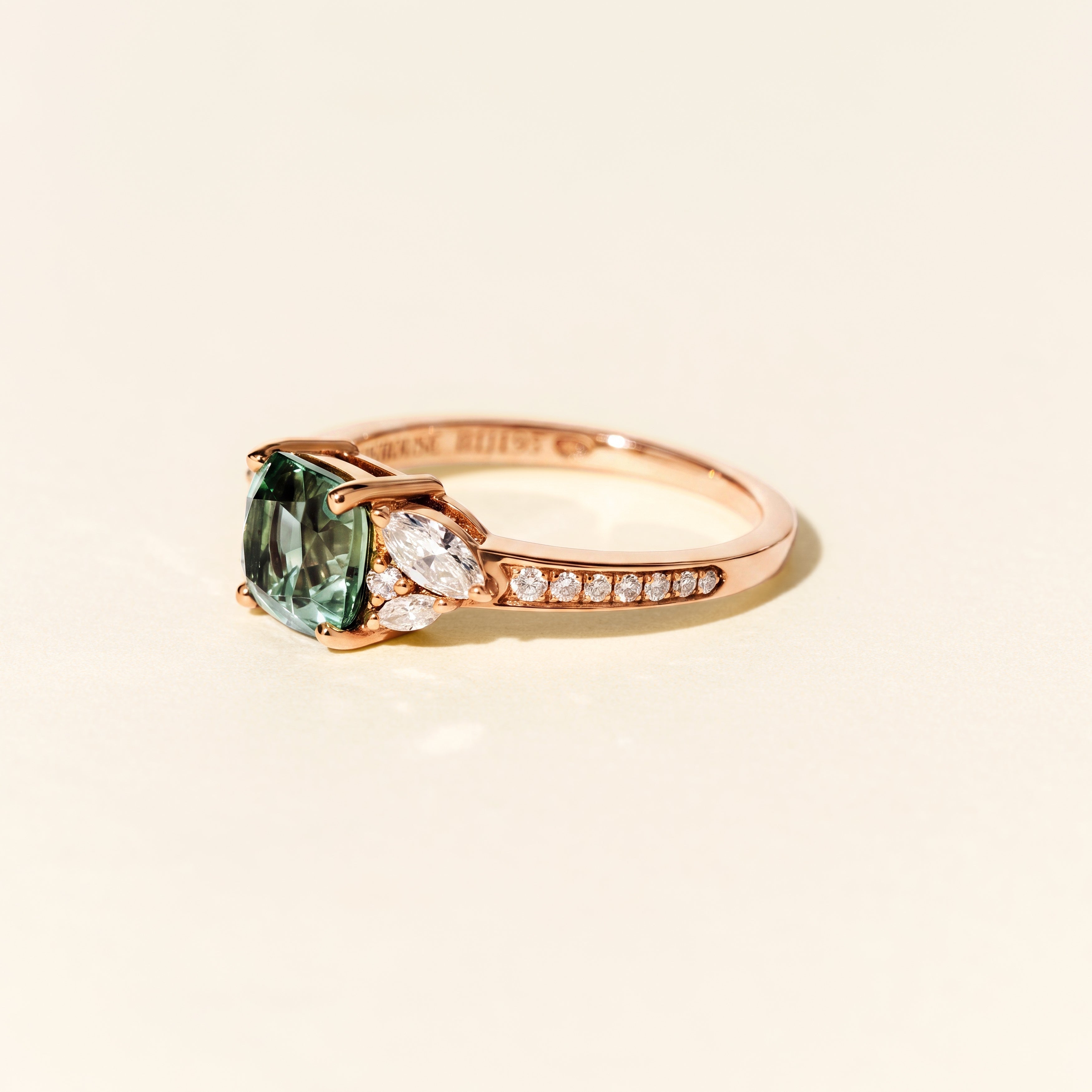 Bague Lotus des Indes saphir vert et diamants - Or rose