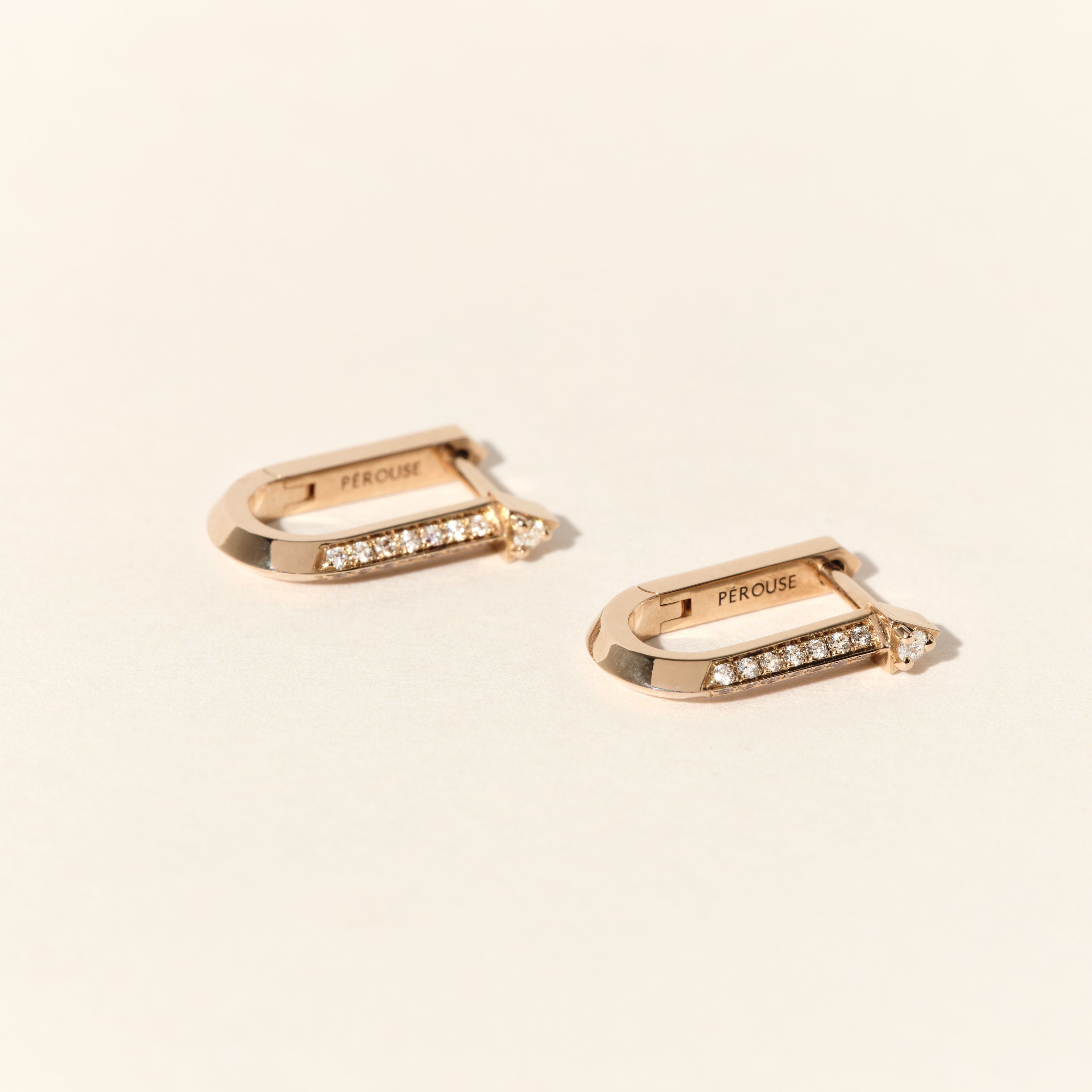 Boucles d'oreilles créoles Brooklyn Pérouse Paris en or rose serties de diamants blancs, vue profil.