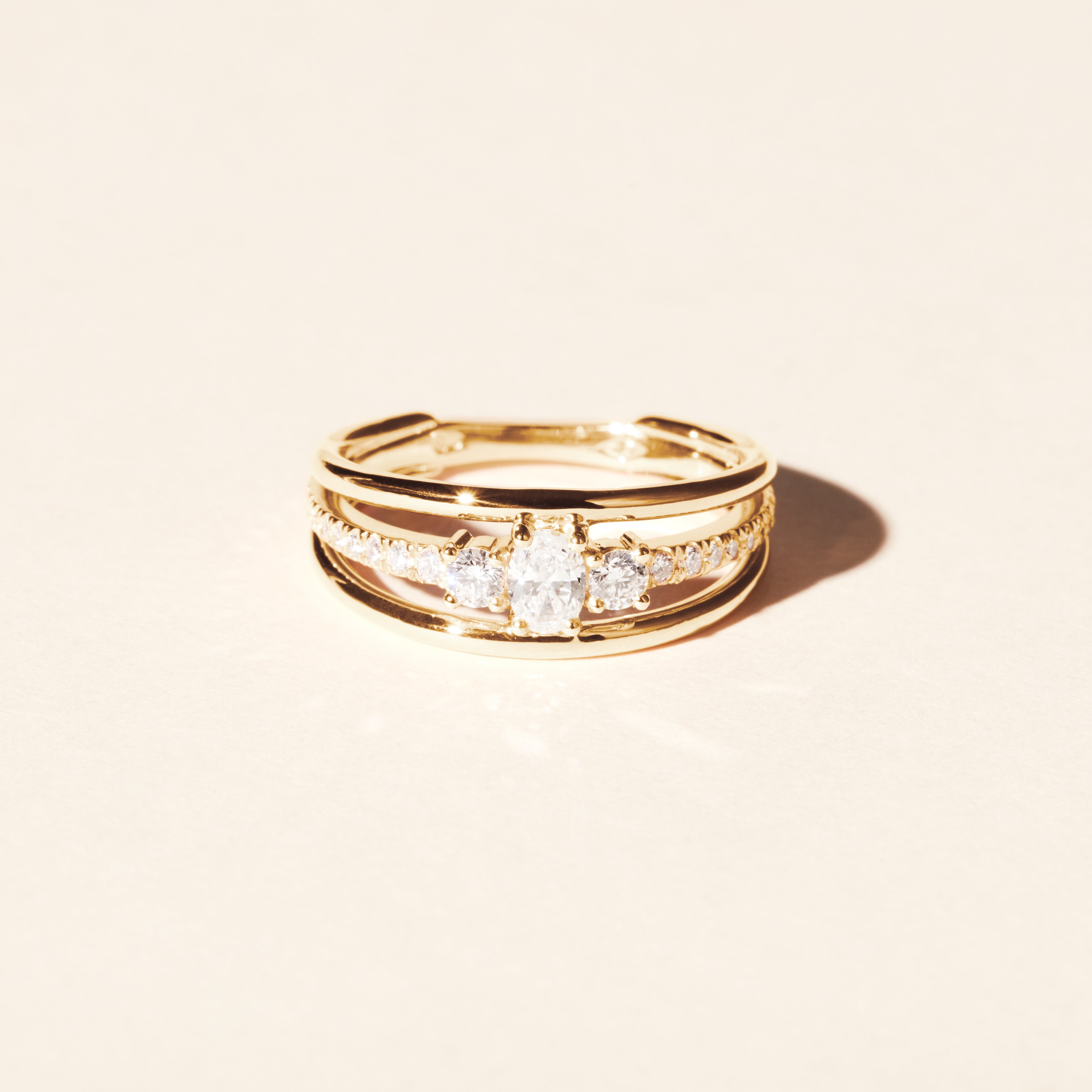 Alma Trio ring with oval and round diamonds, 0.30 carat - Yellow gold