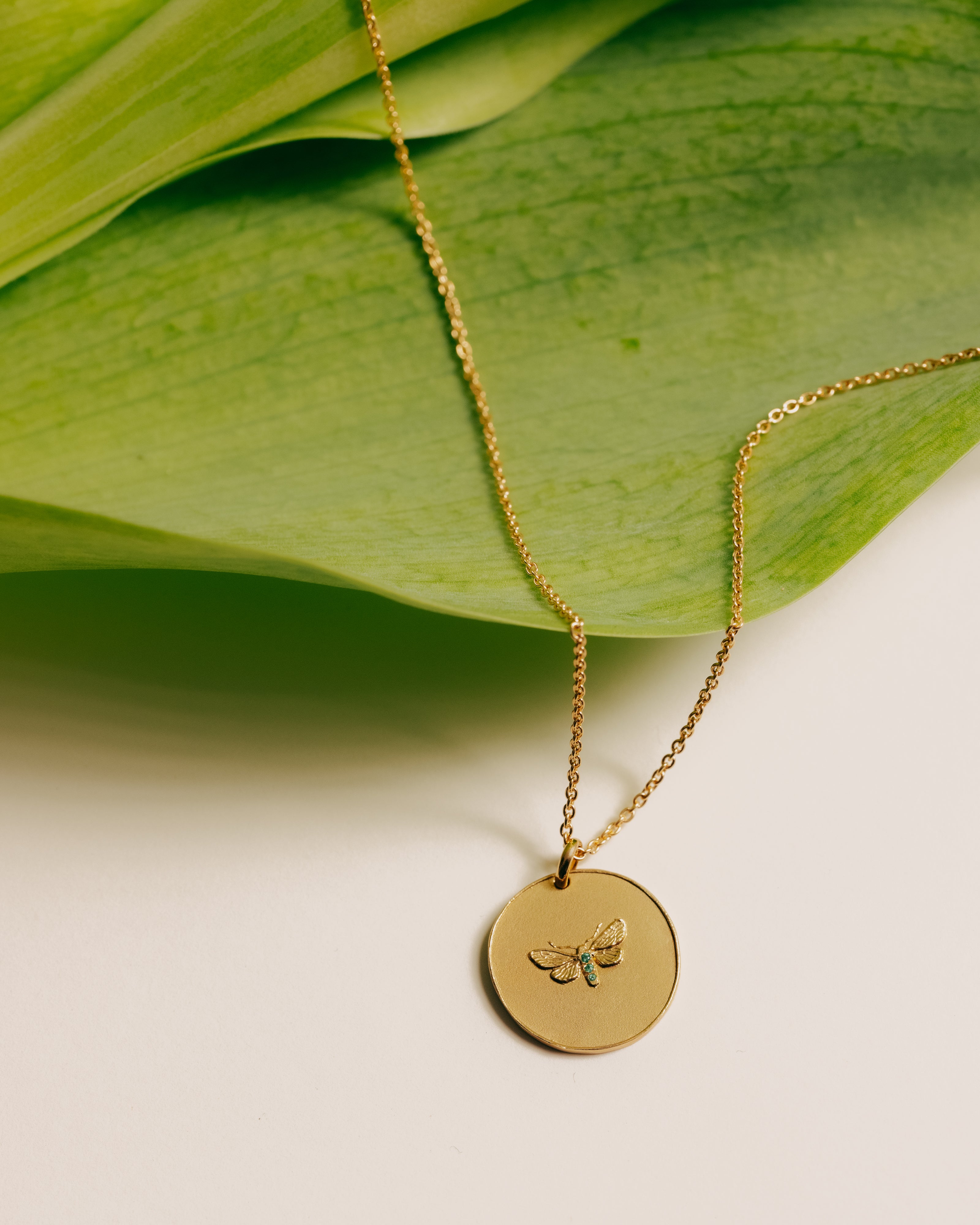 Pendentif - Médaille - Papillon serti d'émeraudes - Or jaune