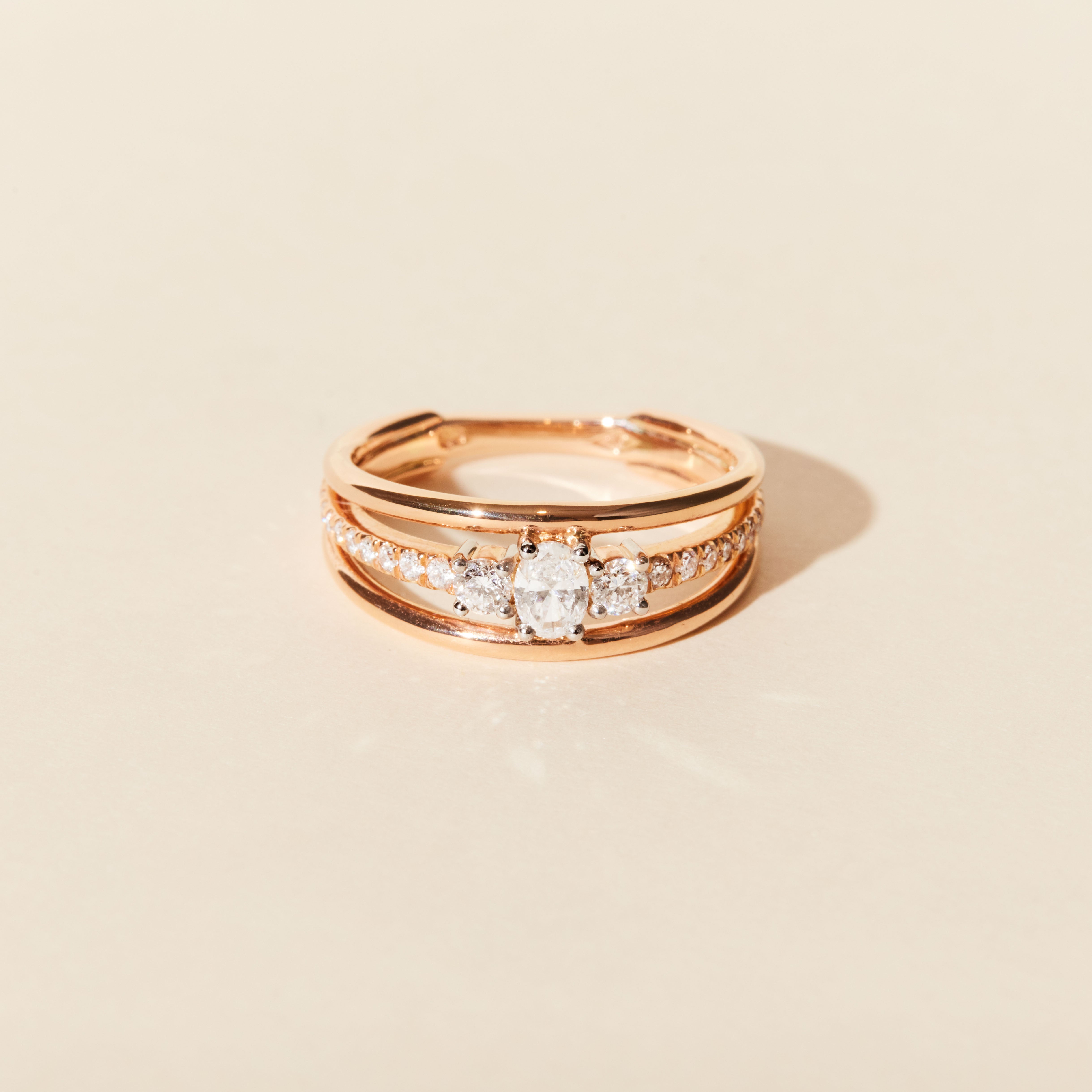 Alma Trio ring with oval and round diamonds, 0.30 carats - Rose gold