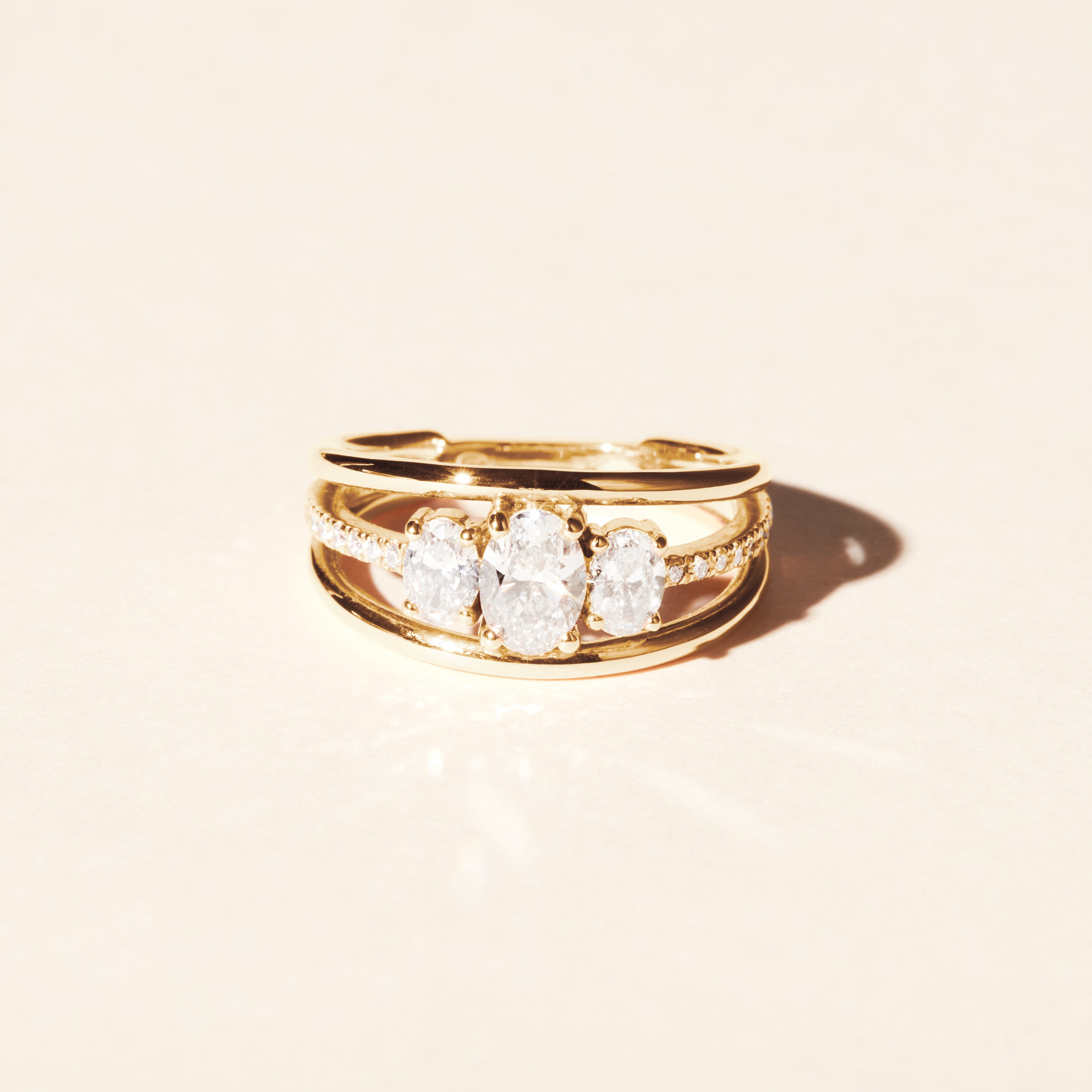 Alma Trio ring with oval diamonds, 0.70 carat - Yellow gold