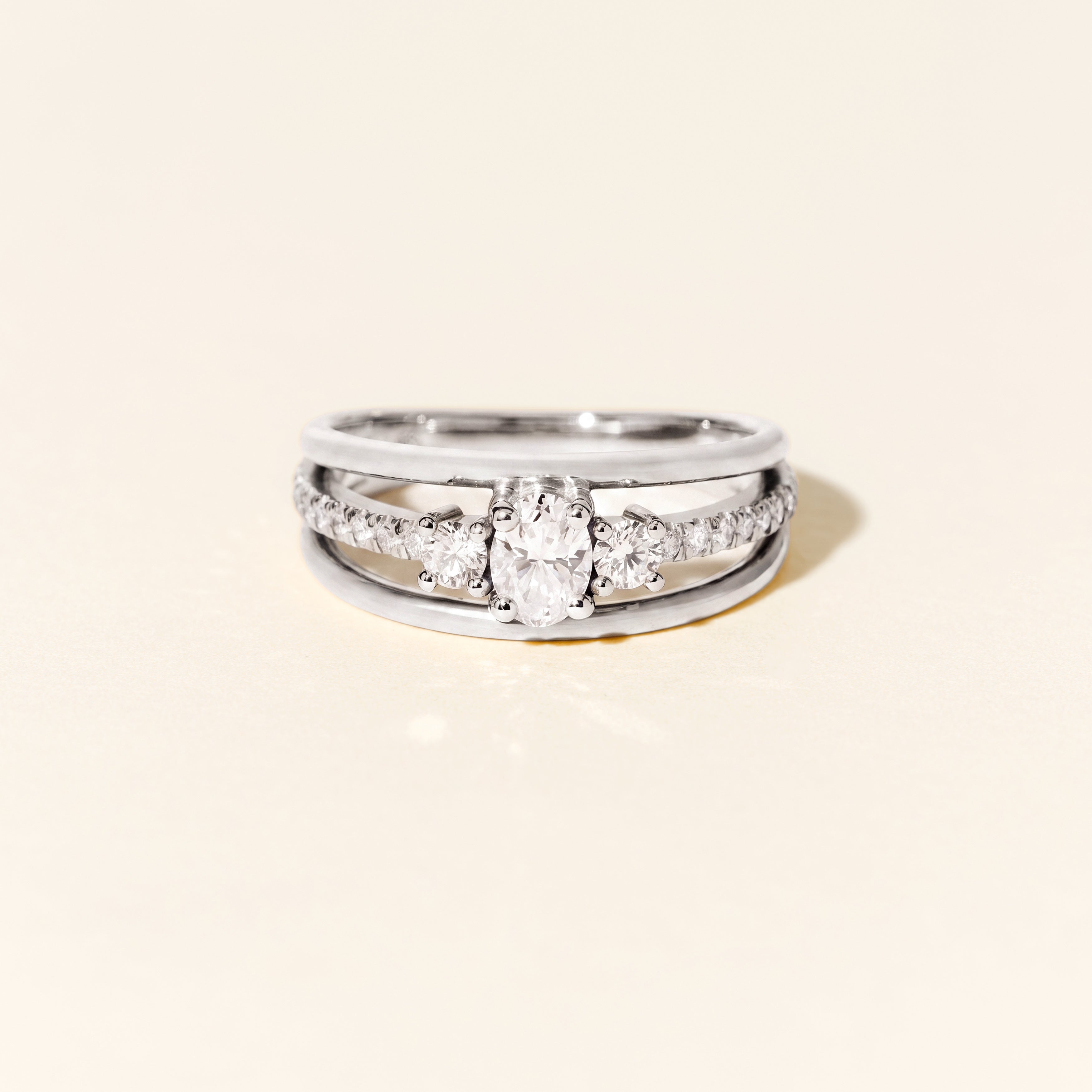 Bague Alma Trio diamants ovales et ronds 0.40 carat - Or blanc