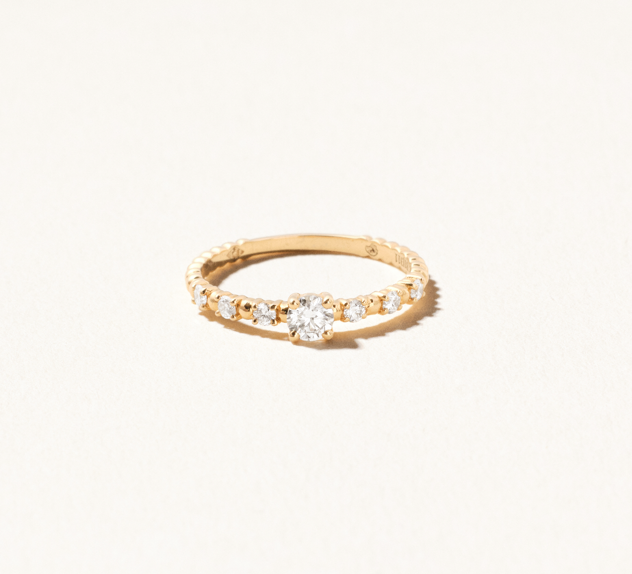 Alma Solitaire ring with 0.30 carat diamonds - Yellow gold