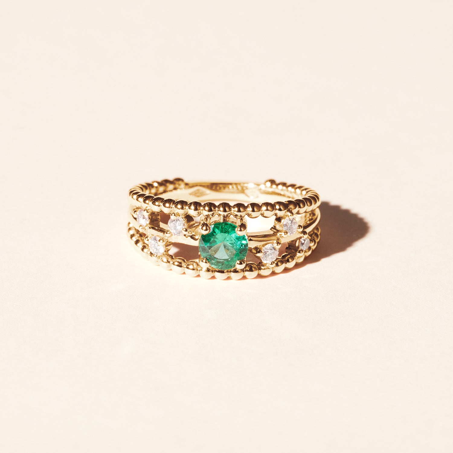Alma Trio ring with emerald and diamonds, small size - Yellow gold