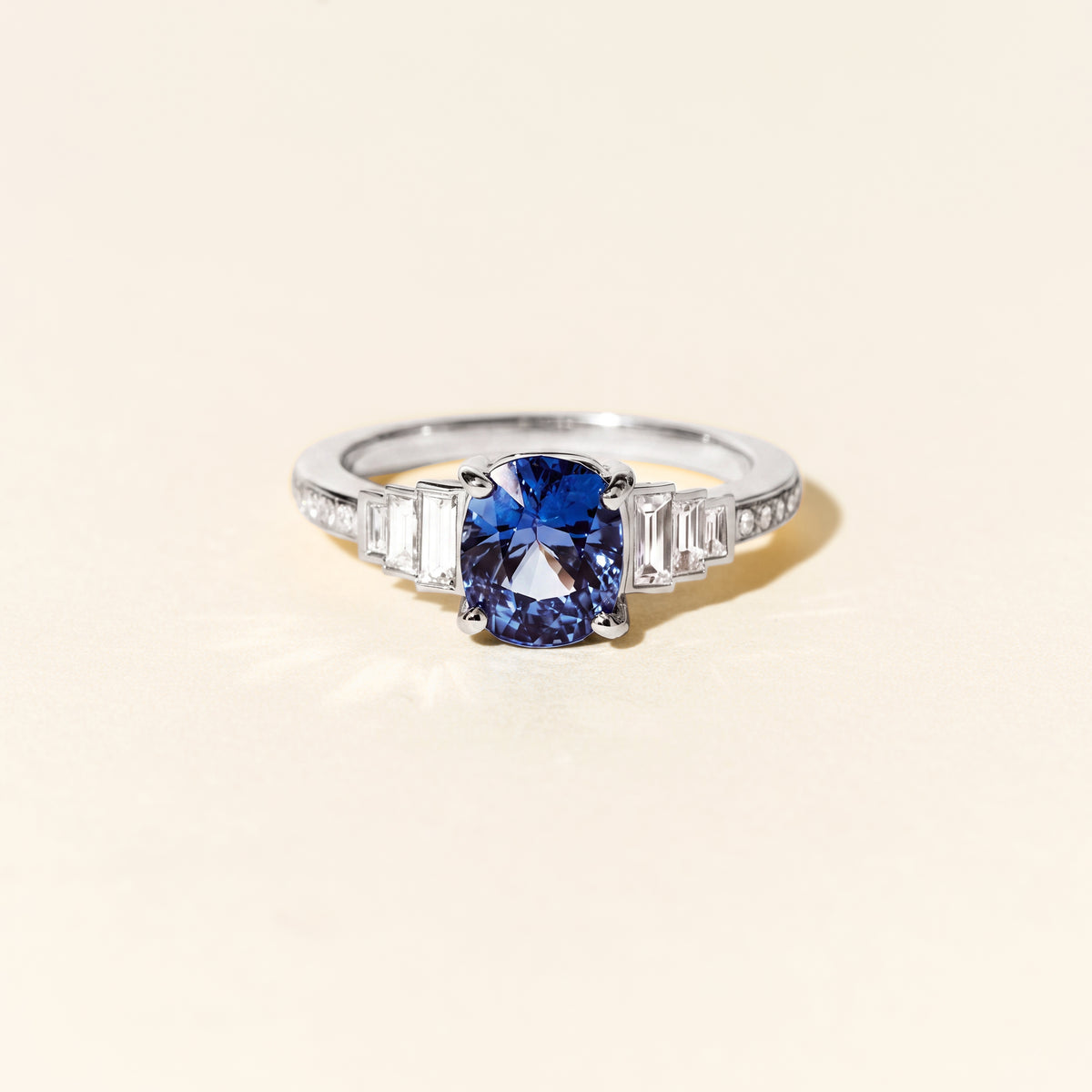 Bague Gatsby Triple diamants baguette et saphir - Or blanc