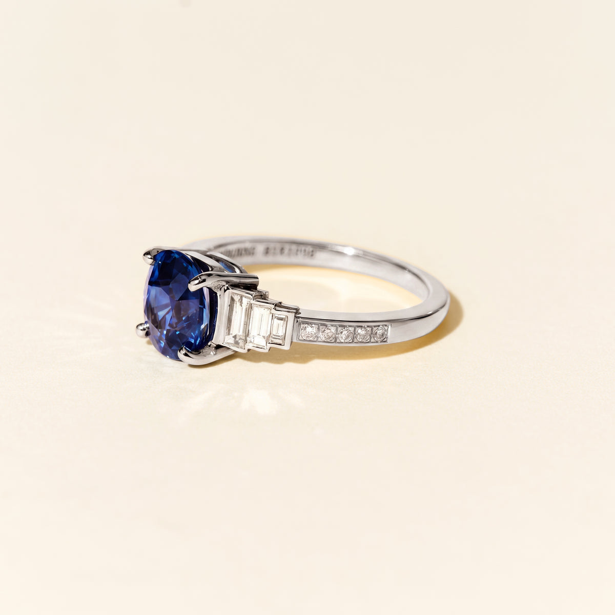 Bague Gatsby Triple diamants baguette et saphir - Or blanc