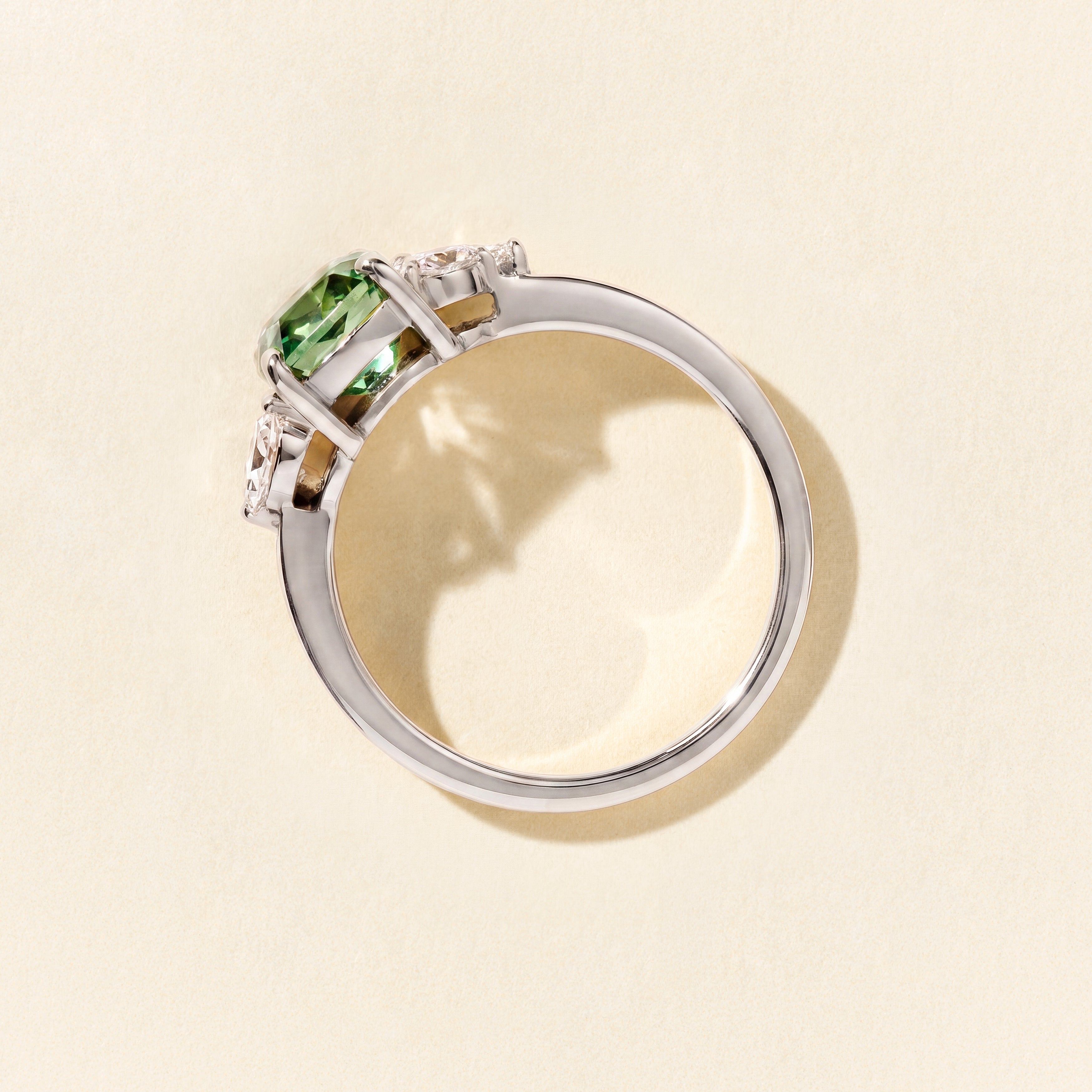 Bague Lotus des Indes saphir vert et diamants - Or blanc