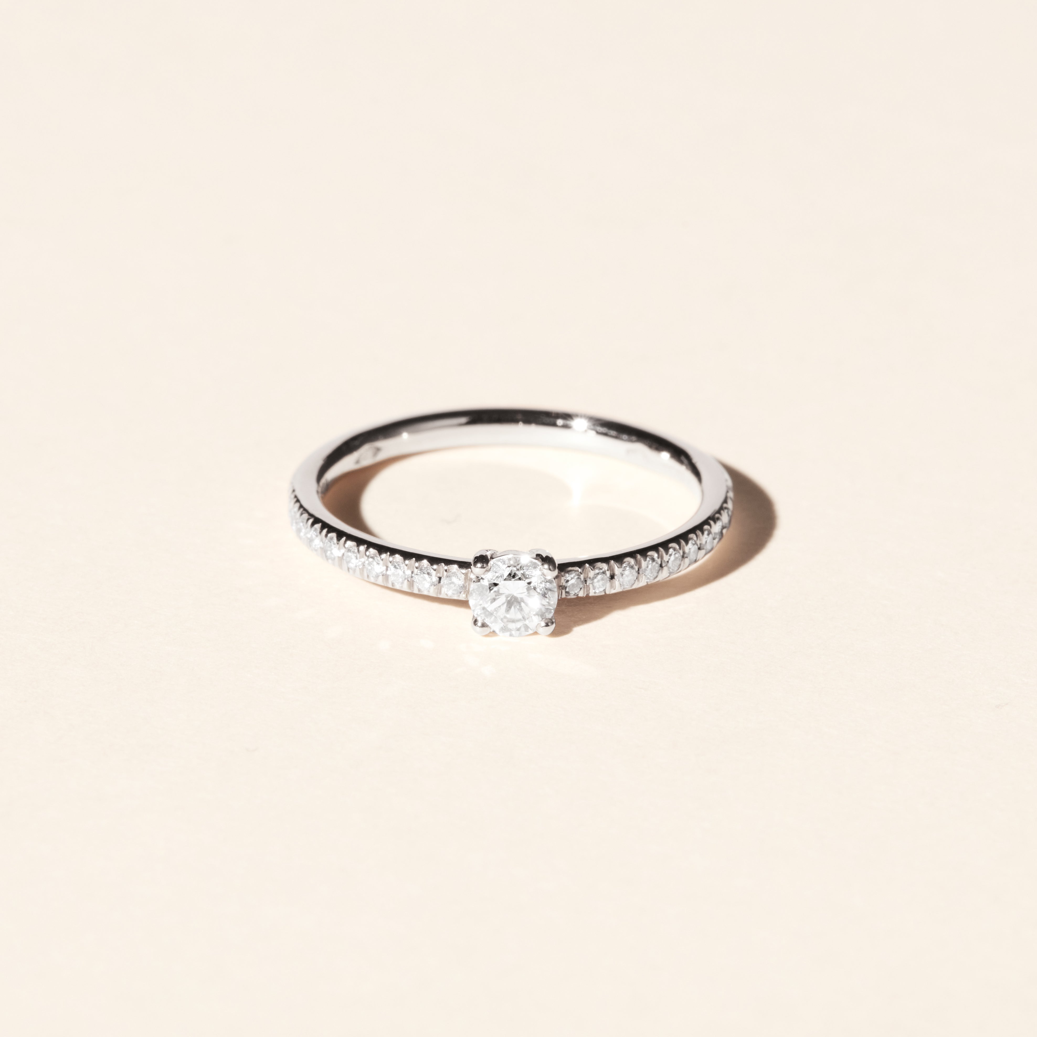 Bague Hibiscus solitaire diamant rond 0.30 carat - Or blanc