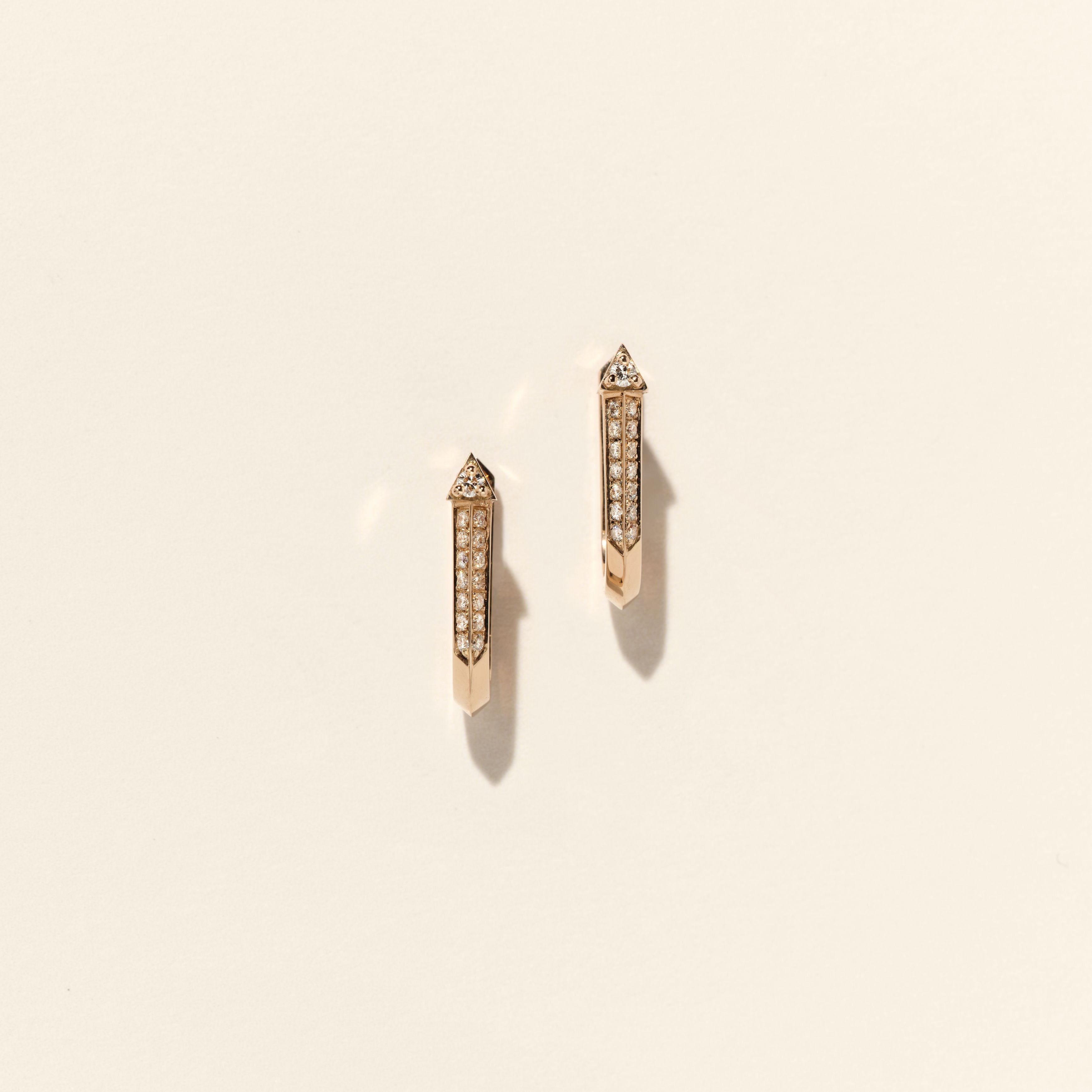 Boucles d'oreilles créoles Brooklyn Pérouse Paris en or rose serties de diamants blancs.