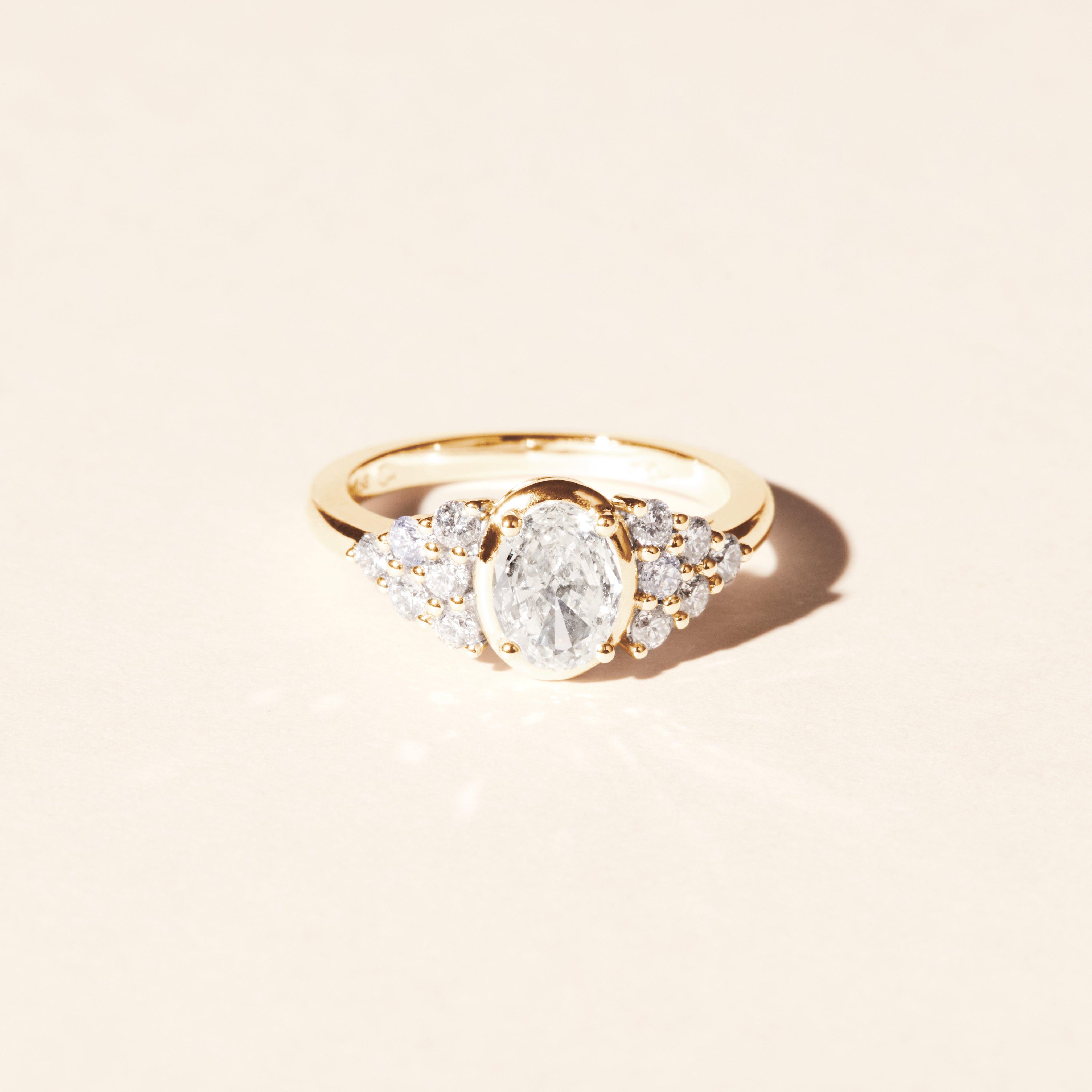 Amazon ring with small diamonds, 0.70 carat - Yellow gold