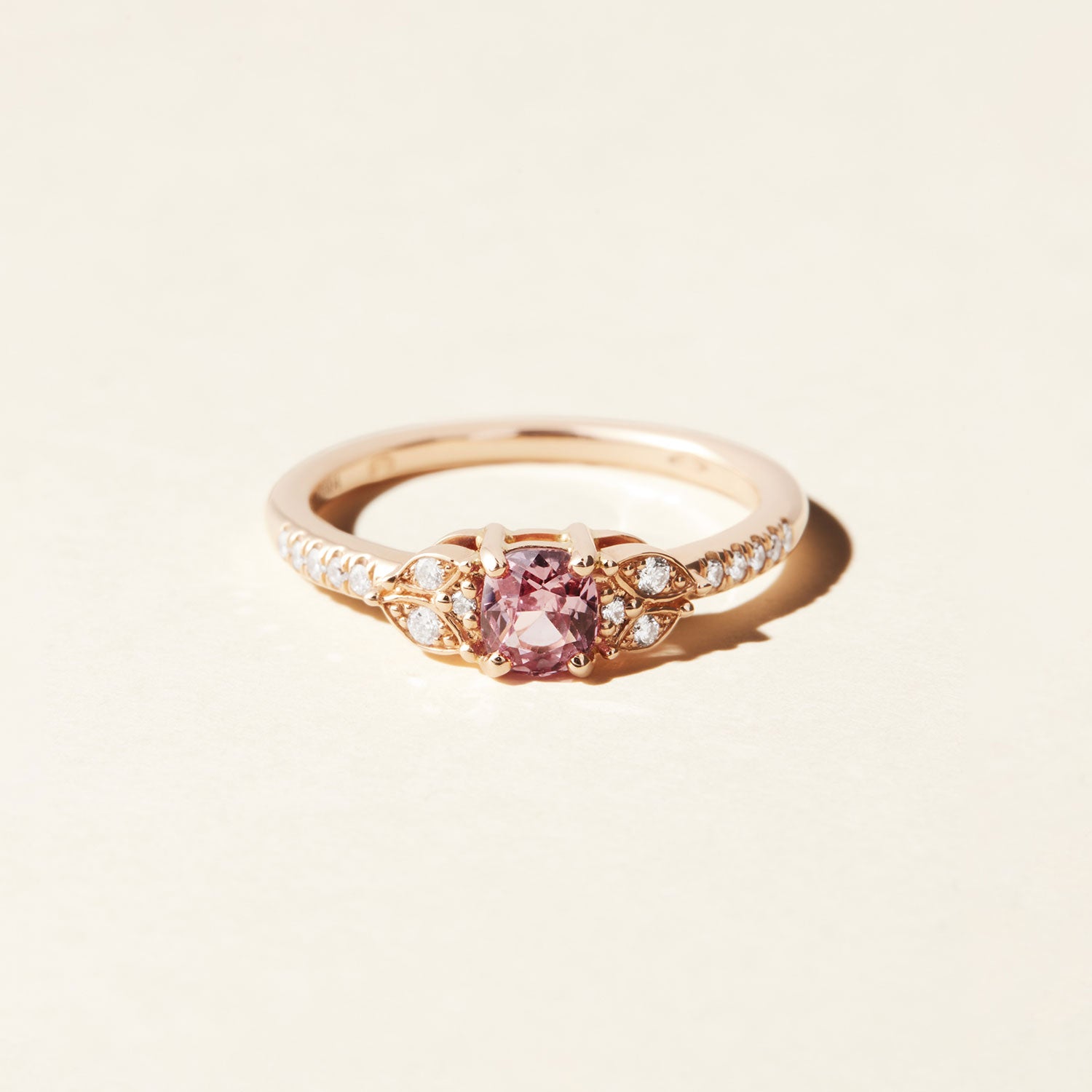 Bague Lotus des Indes saphir rose et diamants - Or rose