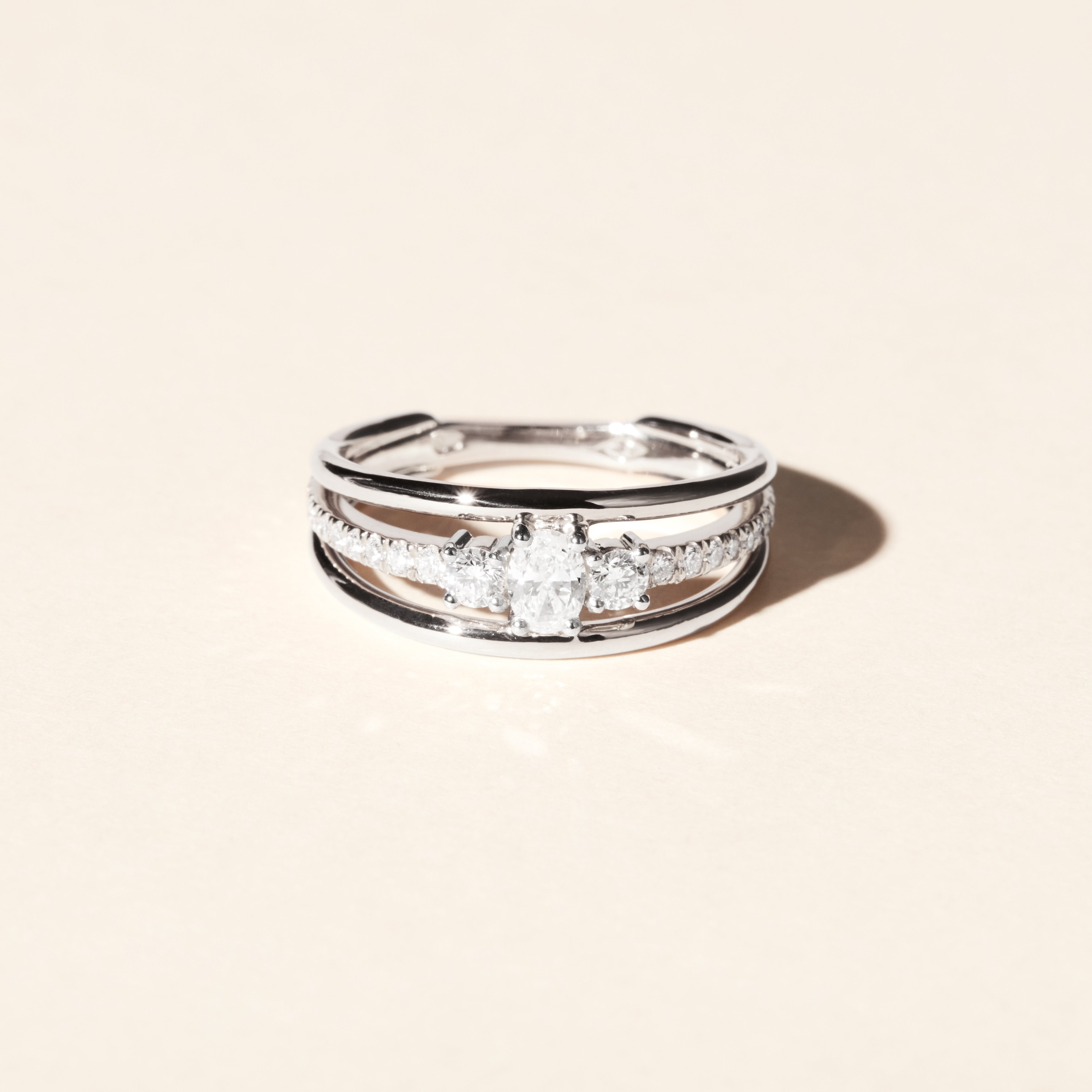 Alma Trio ring with oval and round diamonds, 0.30 carats - White gold